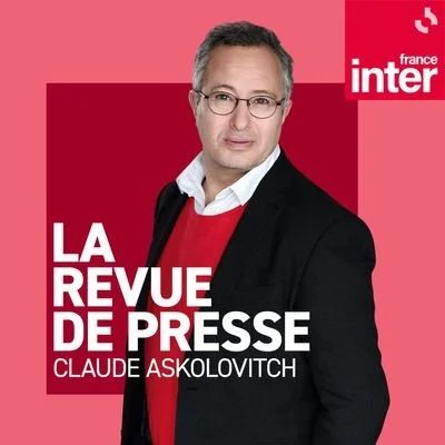 Une affiche promotionnelle pour l'émission "La Revue de Presse" avec Claude Askolovitch, diffusée sur France Inter, montrant un homme en veste noire, chemise blanche, pull rouge, contre un fond rose et rouge.