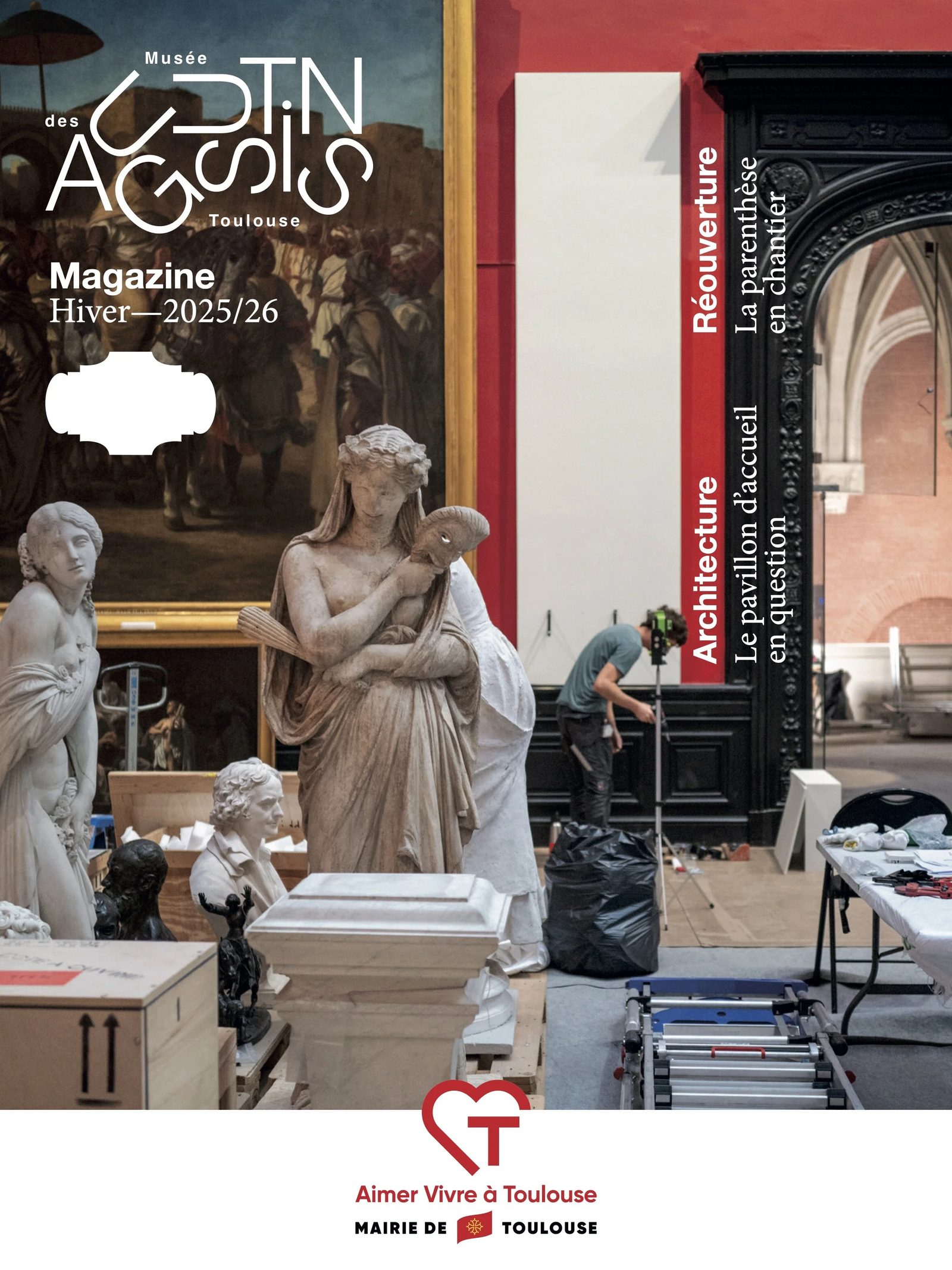Une salle d'exposition ou de musée en cours d'installation, avec plusieurs sculptures en marbre dont une représentant une figure féminine. Il y a des panneaux d'information en français, notamment "Réouverture" et "L'architecture". Un technicien ajuste un projecteur ou un équipement, et il y a des tables avec des outils et du matériel d'installation.
