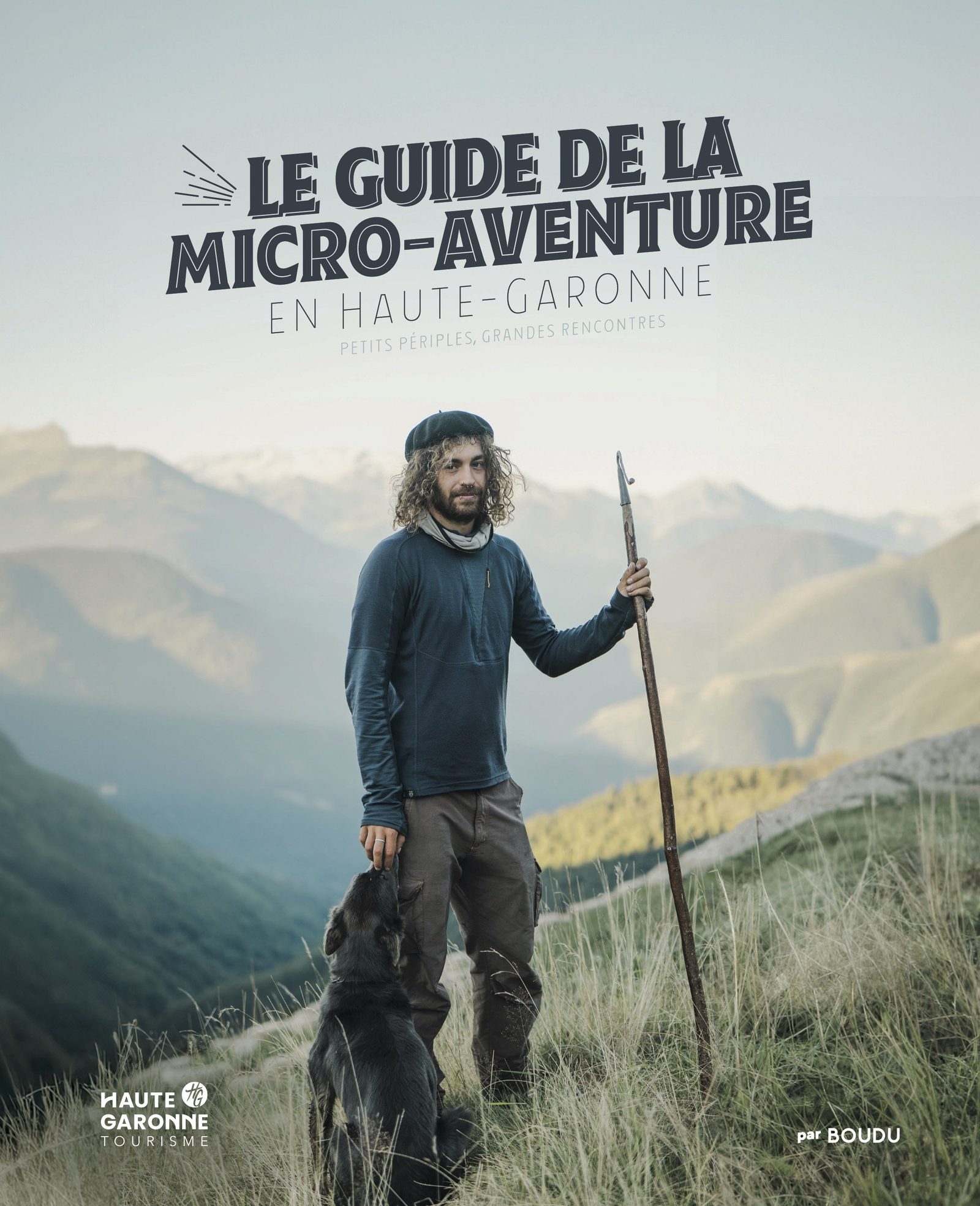 Couverture d'un guide de micro-aventure en Haute-Garonne montrant un homme avec un chien en montagne, tenant une longue épée, paysages de montagnes en arrière-plan.