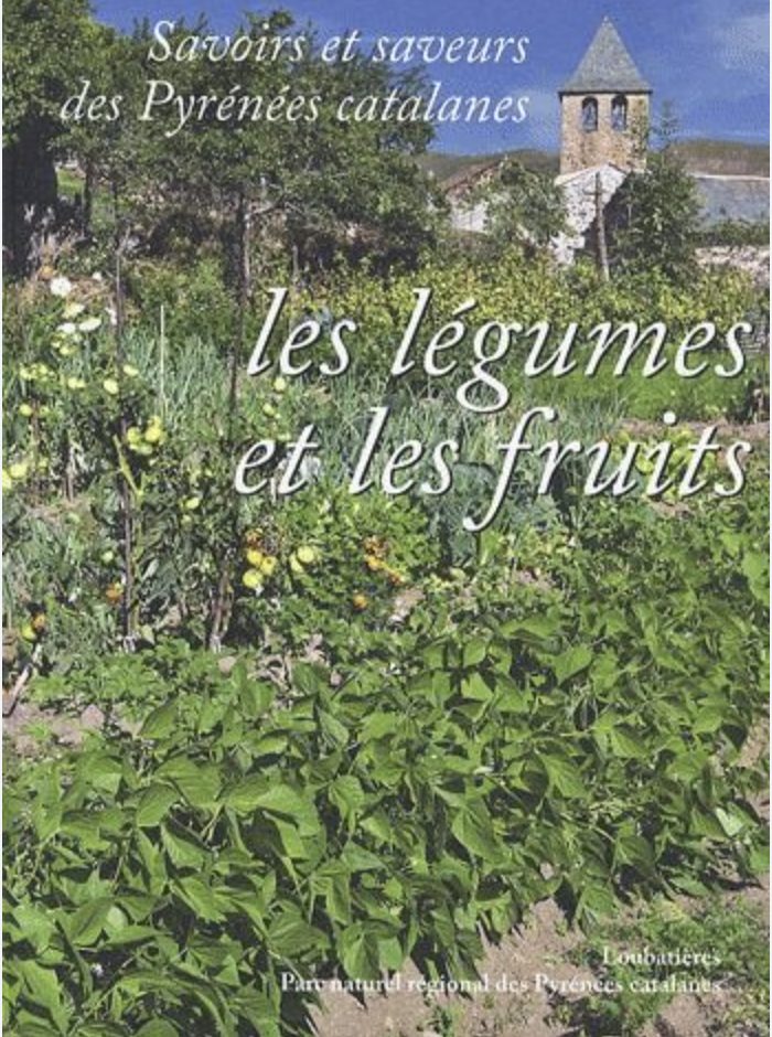Livre sur les légumes et les fruits dans les Pyrénées catalanes, avec une photo d'un jardin de légumes et arbres fruitiers, en région montagneuse.