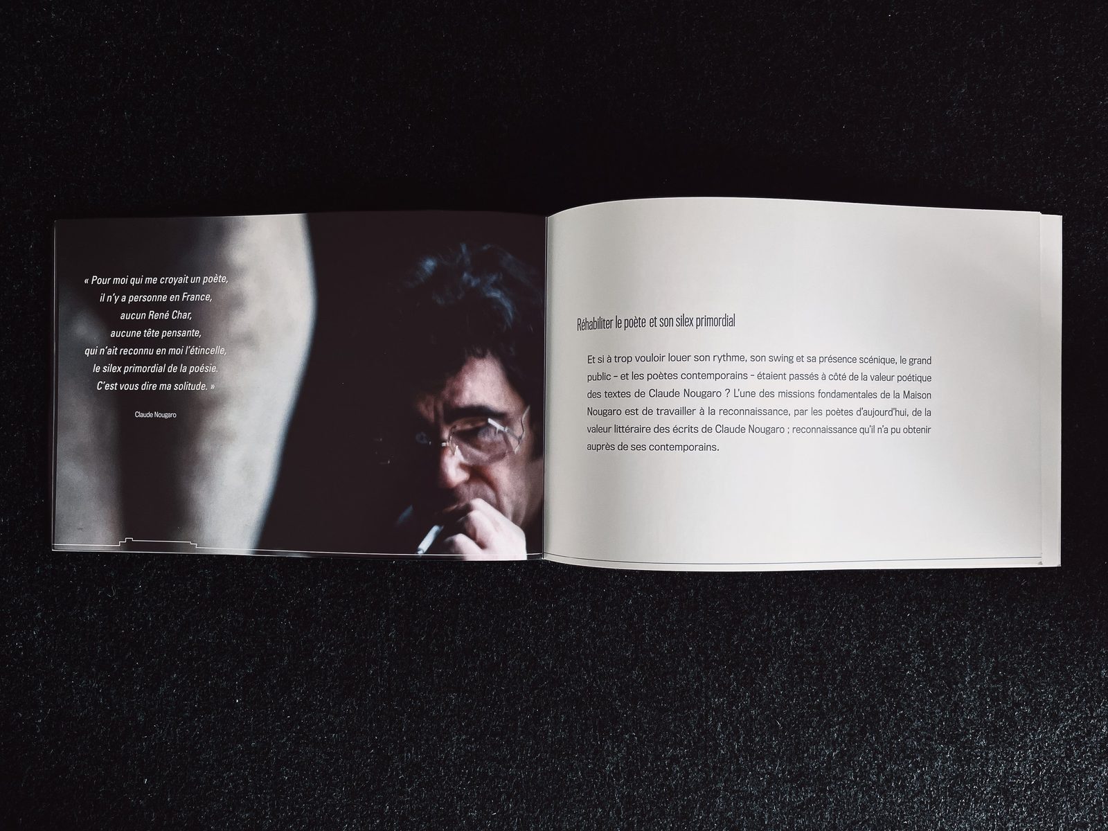 Livre ouvert avec une photo en noir et blanc d'un homme portant des lunettes, tenant un cigare, à gauche, et un texte en français à droite, sur fond noir.