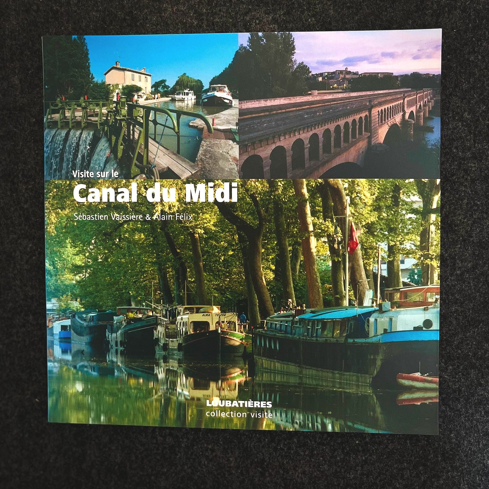 Brochure présentant des photos du Canal du Midi, incluant une écluse, un pont, et des bateaux naviguant dans un environnement verdoyant.
