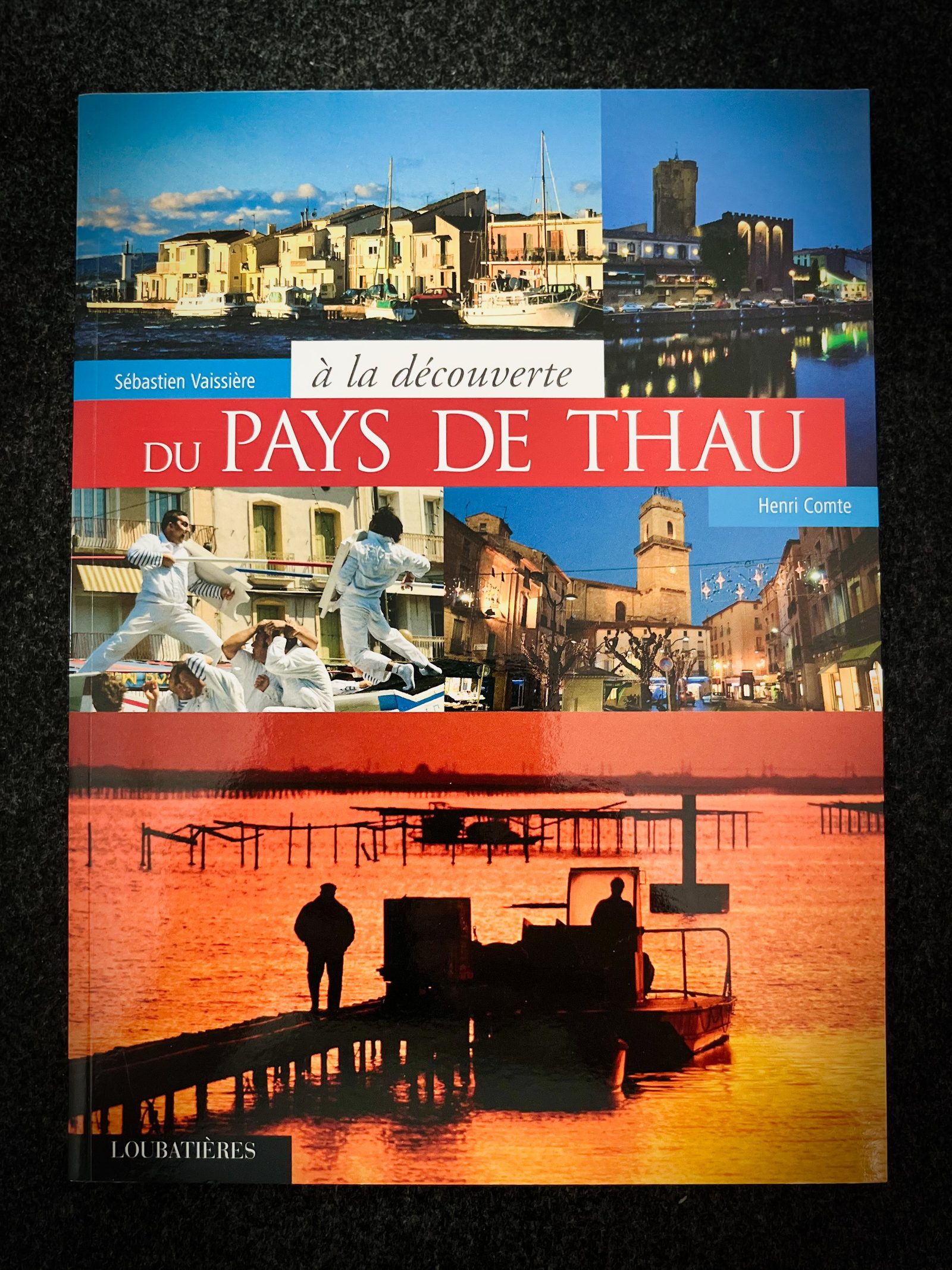 Couverture d'un livre intitulé 'À la découverte du pays de Thau' avec des images de ports, de bâtiments, de danseurs, et un coucher de soleil sur l'eau.